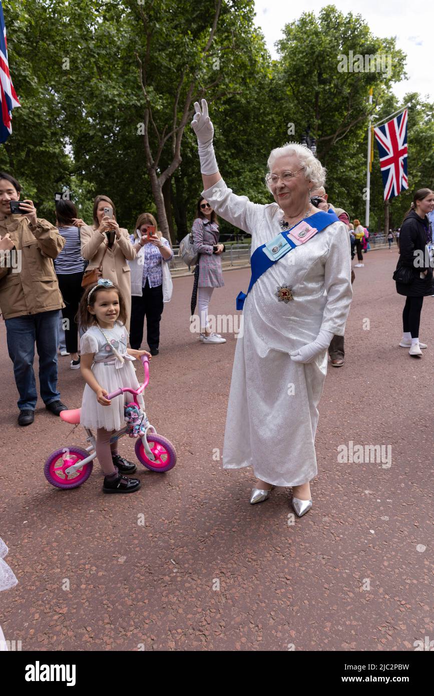 Freunde der britischen Königsfamilie genießen die Feierlichkeiten zum Platinum Jubilee entlang der Mall während des historischen Bankfeiertags im Zentrum von London, England und Großbritannien Stockfoto