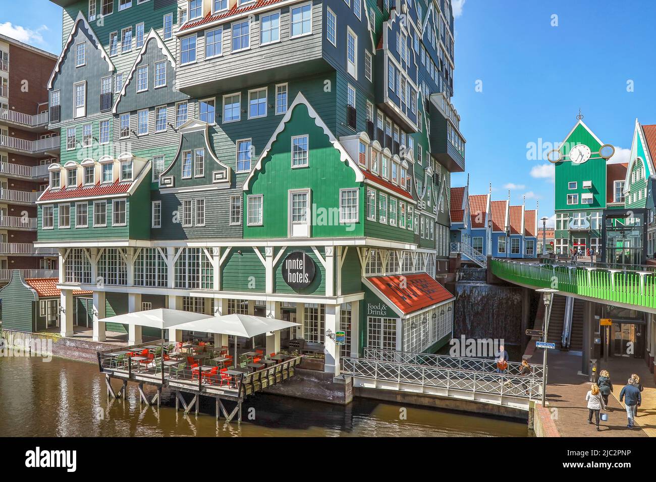 ZAANDAM, NIEDERLANDE - 26.. April 2022: Blick auf die ikonischen Inntel Hotels Amsterdam Zaandam, eines der bekanntesten Hotels in den Niederlanden und Th Stockfoto