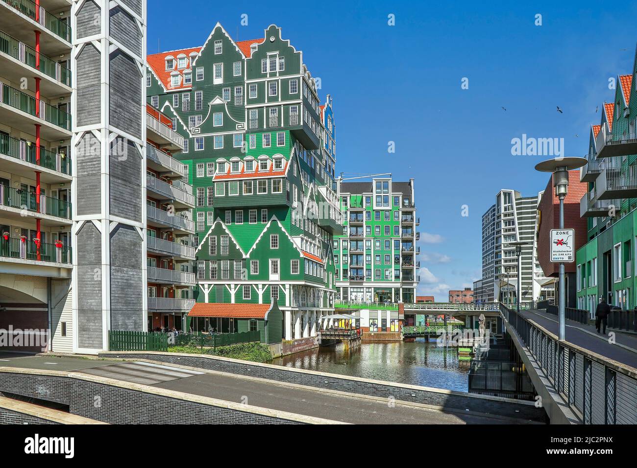ZAANDAM, NIEDERLANDE - 26.. April 2022: Blick auf die ikonischen Inntel Hotels Amsterdam Zaandam, eines der bekanntesten Hotels in den Niederlanden und Th Stockfoto