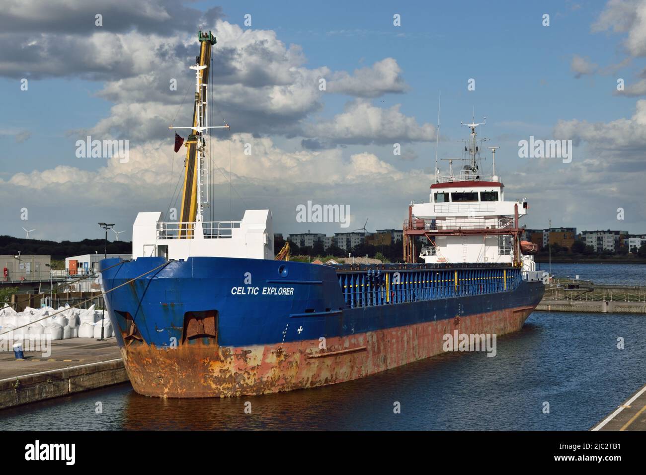 Frachtschiff CELTIC EXPLORER neben der KGV-Schleuse in den Londoner Royal Docks nach dem Entladen einer Ladung Zementpulver aus Portugal Stockfoto