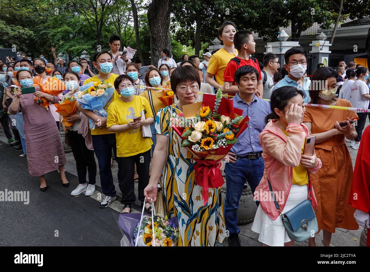 Changzhou, China. 09.. Juni 2022. Die Eltern sahen vor den Gaokao-Testzentren warten, während andere Blumen mitbrachten, um Studenten zu begrüßen, die ihre Prüfungen abschließen wollten. Bei der jährlichen Aufnahmeprüfung für das chinesische College, besser bekannt als „Gaokao“, haben sich in diesem Jahr Rekordkandidaten von 11,93 Millionen Kandidaten angemeldet. Abgesehen von einer Verschiebung in Shanghai aufgrund von COVID-19 startete die Prüfung am 7.. Juni 2022 landesweit. (Foto von Sheldon Cooper/SOPA Images/Sipa USA) Quelle: SIPA USA/Alamy Live News Stockfoto