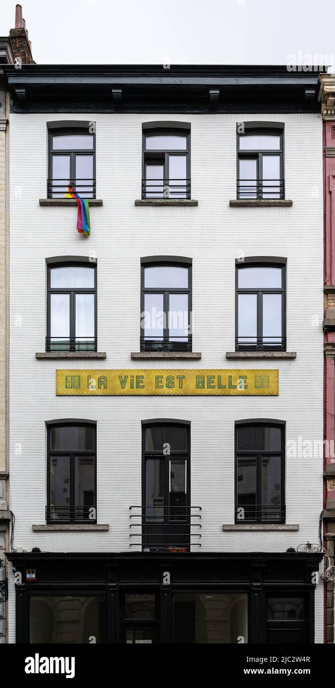 Ixelles, Region Brüssel-Hauptstadt, Belgien - 06 05 2022- Fassade eines Geschenkeladens mit nachgebauten Artikeln Stockfoto