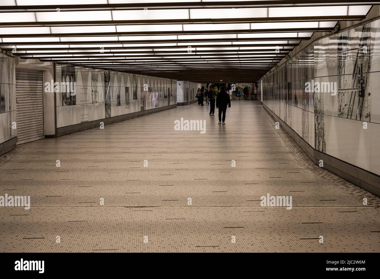 Altstadt, Region Brüssel-Hauptstadt, Belgien - 06 05 2022- Fußgängertunnel zwischen der zentralen U-Bahn und dem Bahnhof Stockfoto