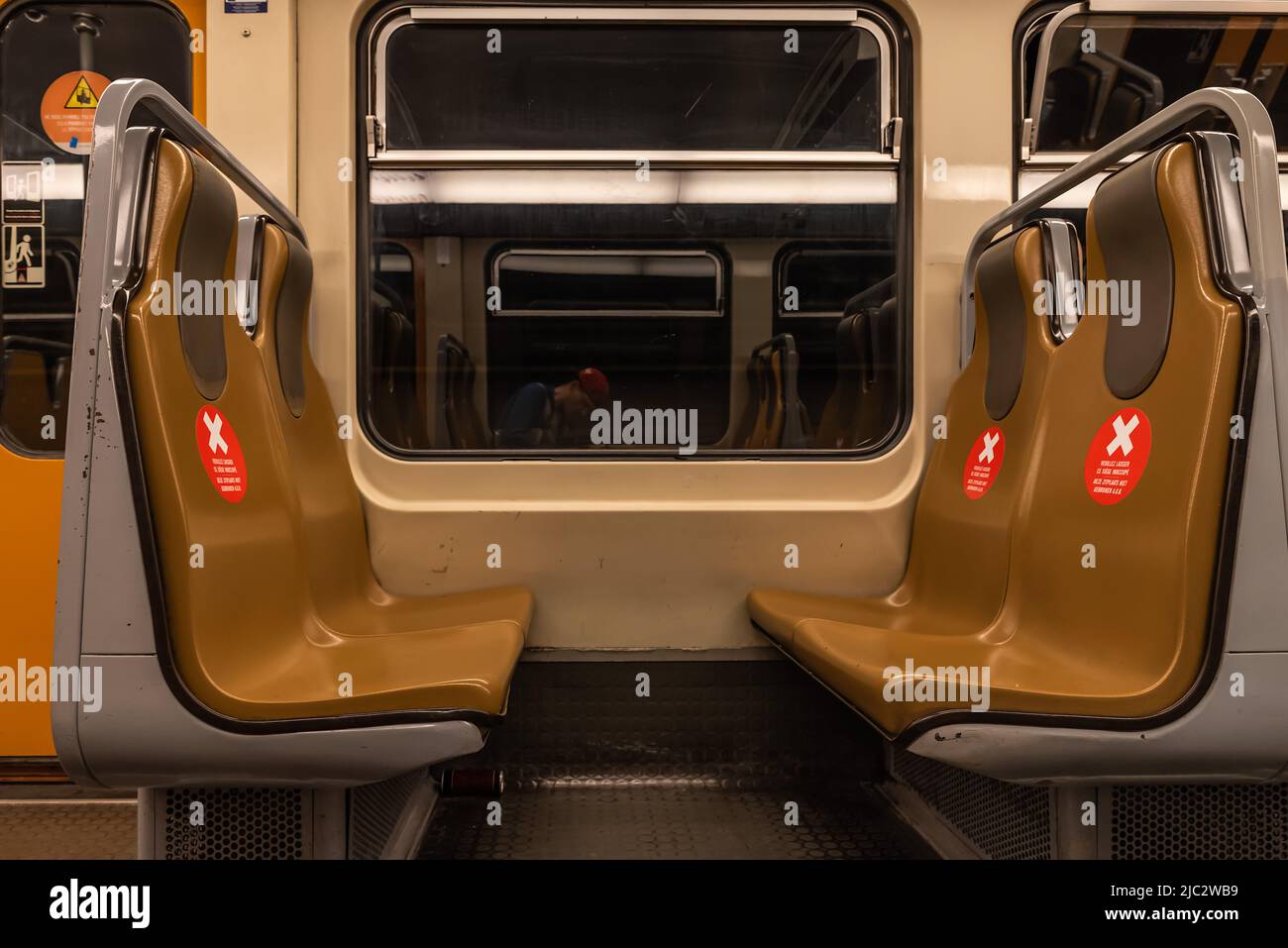 Brüsseler Altstadt, Region Brüssel-Hauptstadt - Belgien - 04 09 2020 leere orangefarbene Sitze der lokalen U-Bahn-Züge mit leeren orangefarbenen Sitzen während der Brus Stockfoto