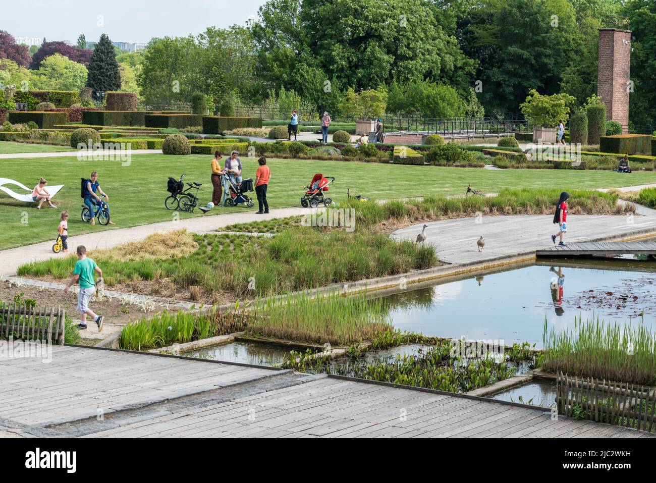 Laeken, Brüssel Hauptstadt Region - Belgien - 04 30 2020 Landschaftsansicht über den königlichen Garten des Stuyvenberg Stockfoto