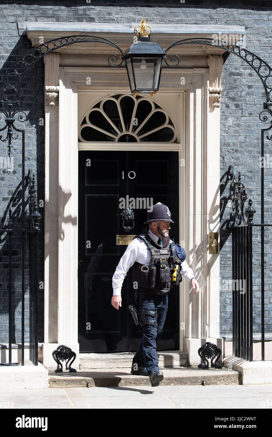 Whitehall, London, Großbritannien. 8.. Juni 2022. Ein Polizist im Dienst vor der Downing Street Nr. 10. Nach einem Misstrauen-Votum ist es Premierminister Boris Johnson knapp gelungen, an seiner Position festzuhalten. Quelle: Maureen McLean/Alamy Stockfoto