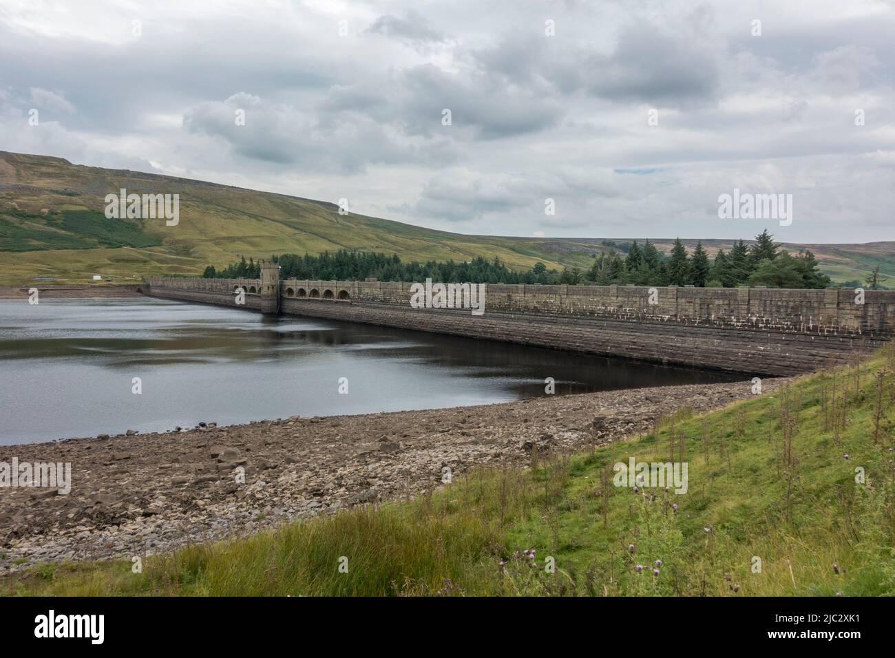 Der Scar House Reservoir Damm, Yorkshire Dales National Park, Upper Nidderdale, North Yorkshire, Großbritannien. Stockfoto