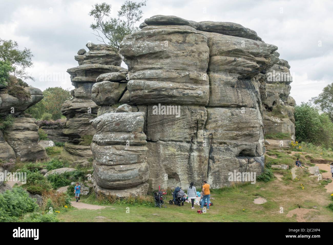 Gesamtansicht eines Teils der Brimham Rocks, in der Nähe von Harrogate, North Yorkshire, Großbritannien. Stockfoto