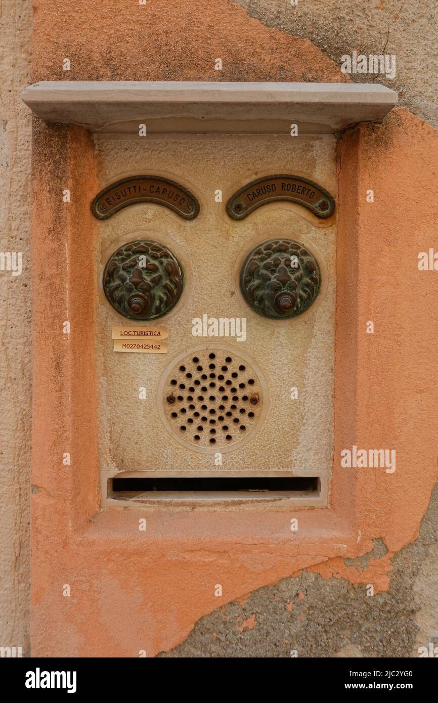 Venedig, Gegensprechanlage in Form eines Gesichts // Venedig, Türsprechanlage in Form eines Gesichts Stockfoto