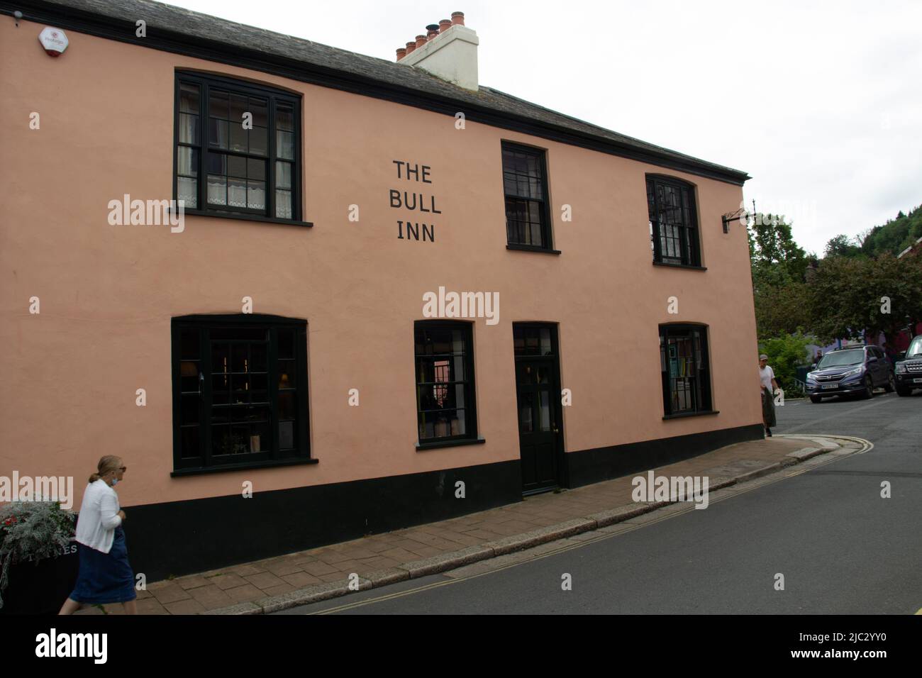 TOTNES, Großbritannien - 26. JUNI 2021 das Bell Inn Public House an der High Street an einem langsamen Einkaufstag Stockfoto