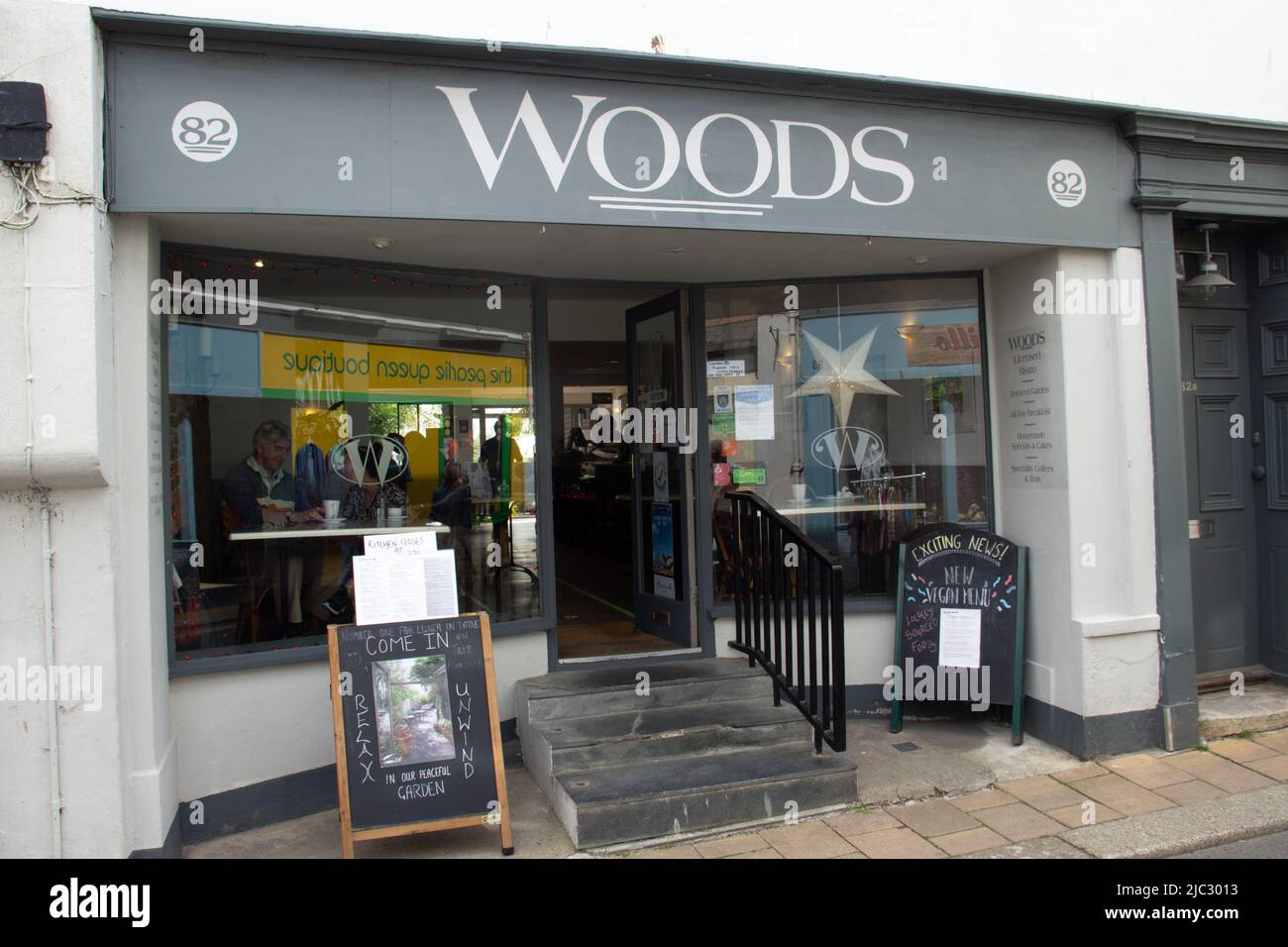 TOTNES, Großbritannien - 26. JUNI 2021 Woods lizensiertes Bistro an der High Street an einem langsamen Einkaufstag Stockfoto