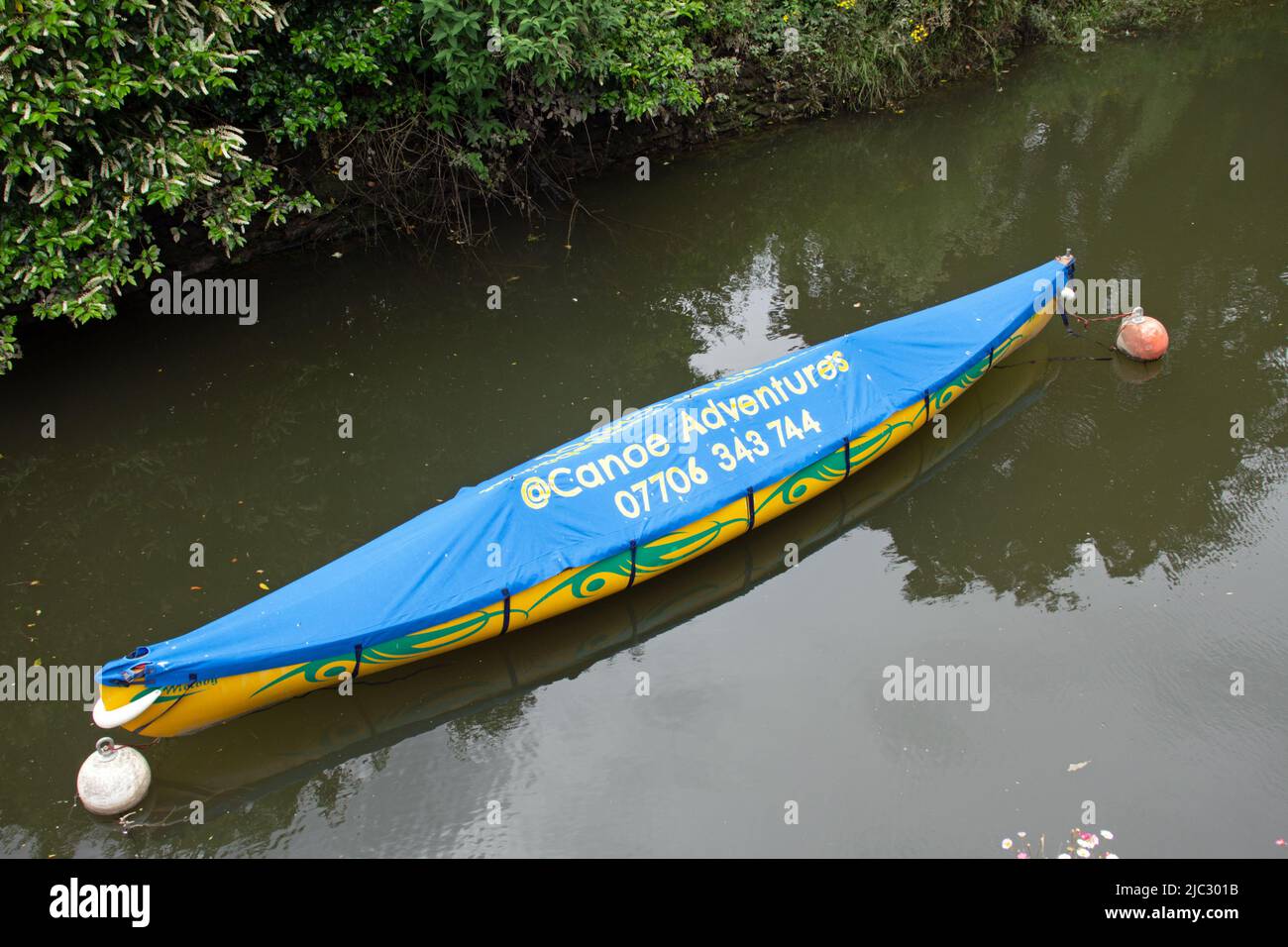 TOTNES, Großbritannien - 26. JUNI 2021 Werbung für Canoe Adventures in Bridgetown in Totnes an einem bewölkten Tag Stockfoto