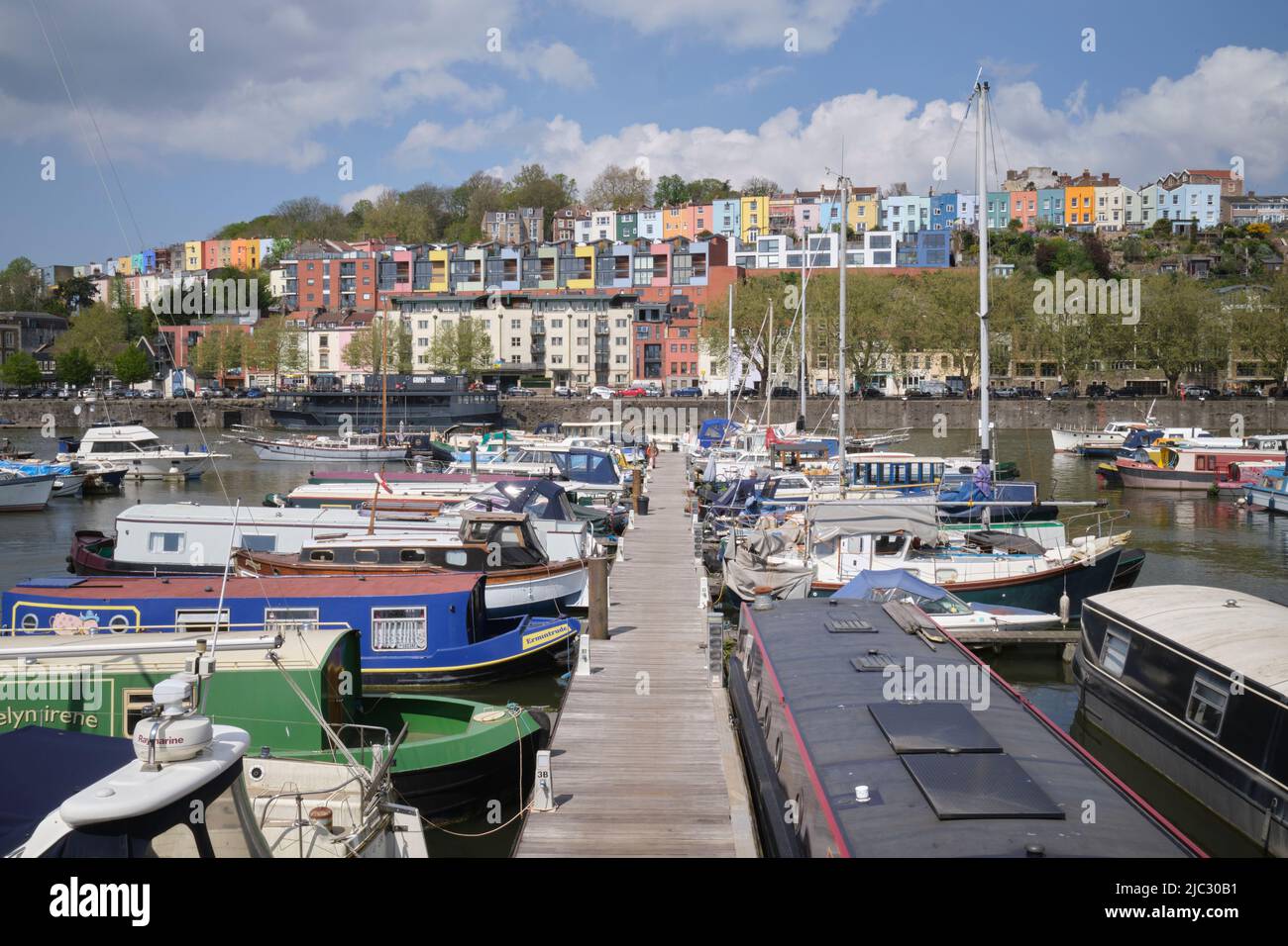 Blick über den Fluss Avon Richtung Norden von Bristol Marina nach Hotwells Bristol England Stockfoto
