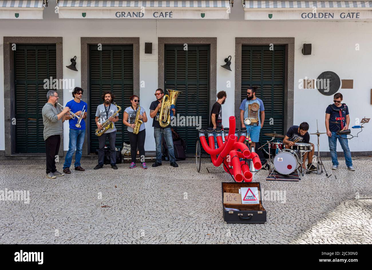 Strassenmusiker auf einer Hauptstraße in Funchal auf Madeira Stockfoto