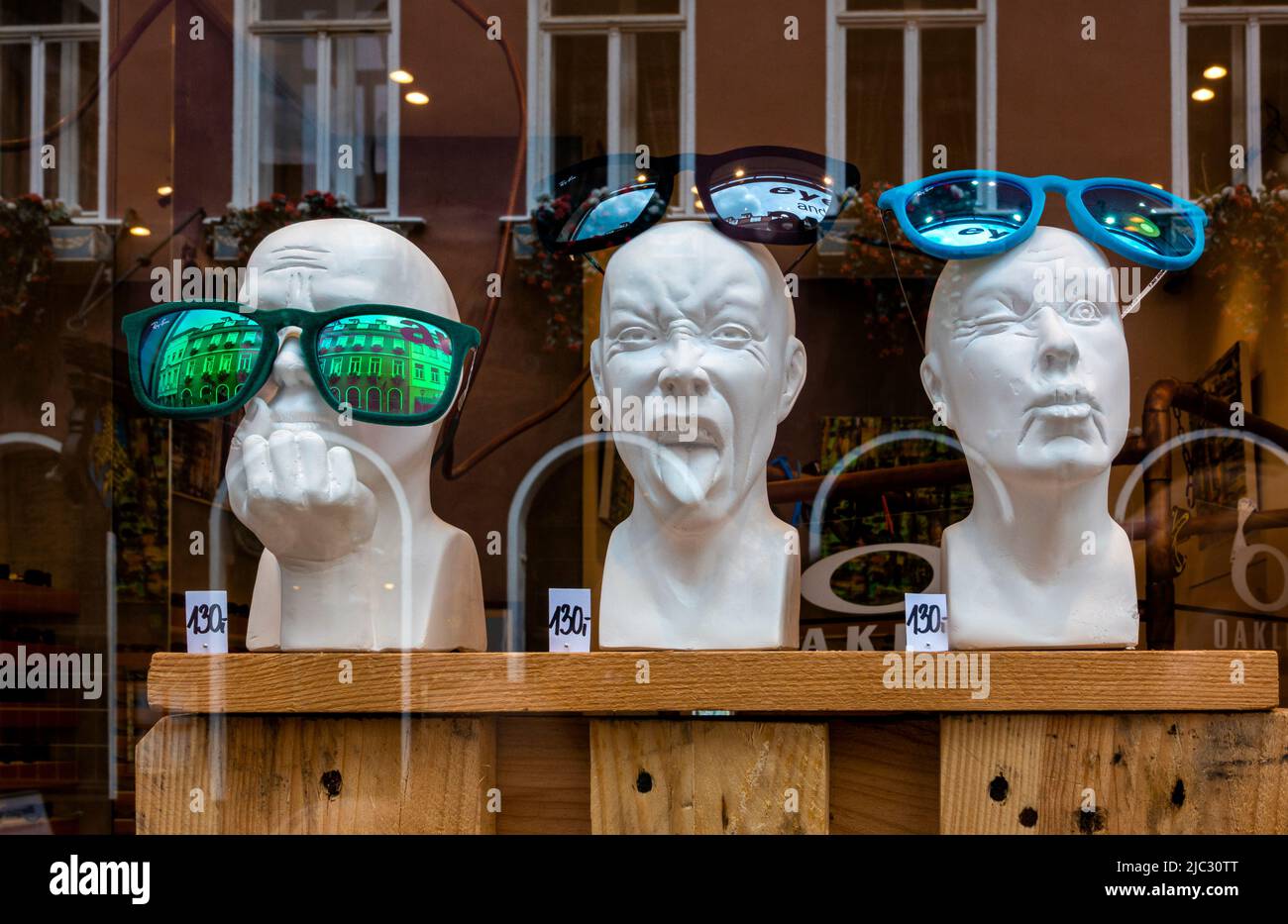 Dekoration mit Brillen im Schaufenster Stockfoto
