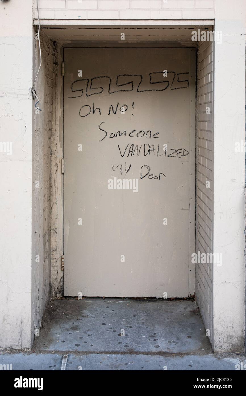 Oh nein! Jemand hat meine Tür zerstört. Sarkastische Schrift an einer Metalltür in der Upper West Side von New York City, Vereinigte Staaten von Amerika. Stockfoto