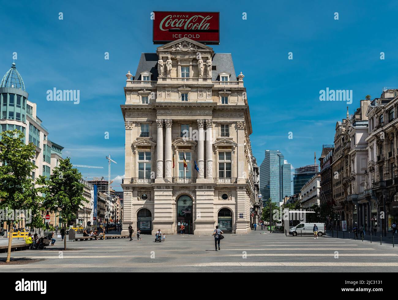 Brussels City Centre, Brussels Old Town - Belgien - 05 29 2020 der De Brouckere Stadtplatz mit der Fassade des Hotel Continental mit einem Coca-Cola-Platz Stockfoto