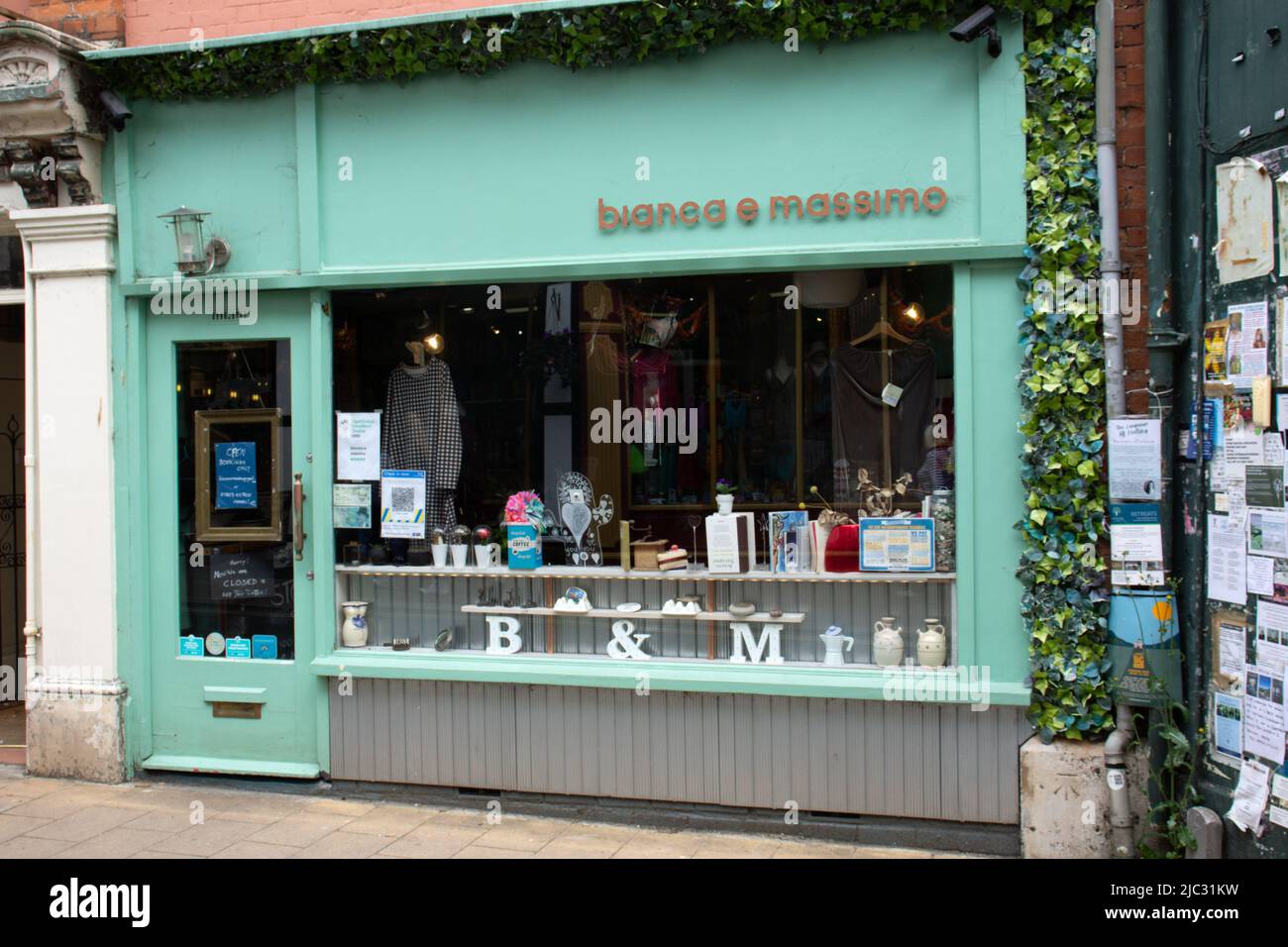 TOTNES, Großbritannien - 26. JUNI 2021 an einem bewölkten Tag befindet sich das vegane Restaurant Bianca e Massimo in der Fore Street Stockfoto