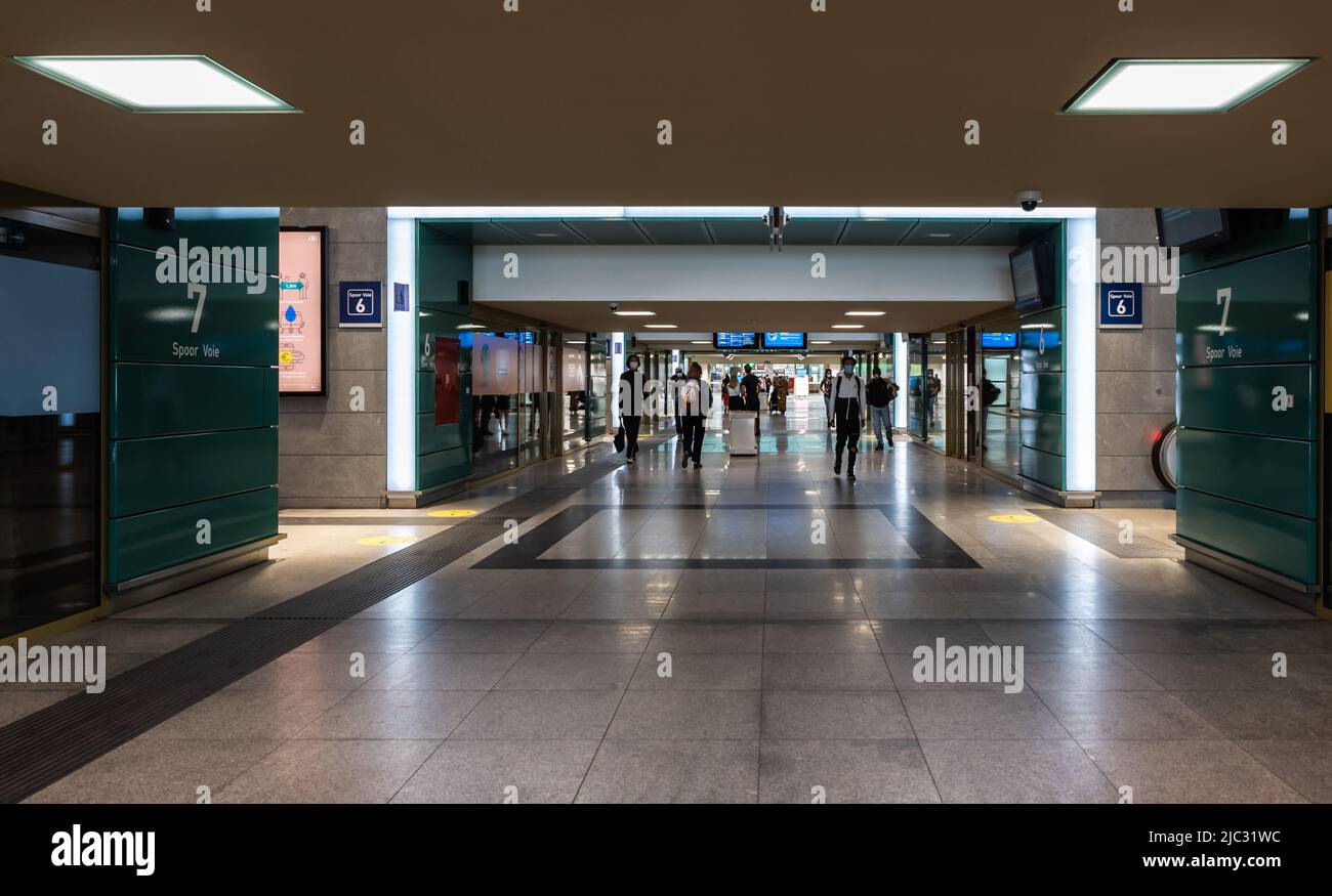 Saint-Josse, Region Brüssel-Hauptstadt - Belgien - 03 20 2020 die fast leeren Inseln und Wartehalle des Brüsseler Nordbahnhofs während des C Stockfoto