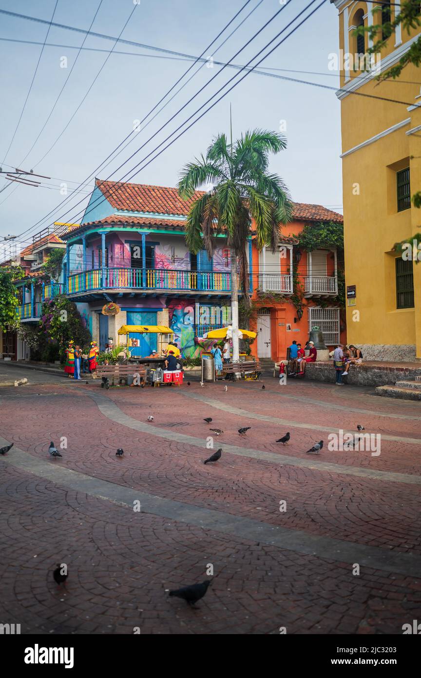 Die berühmte Plaza de la Trinidad (Trinidad Square) in Getsemani, Cartagena de Indias, Kolumbien Stockfoto