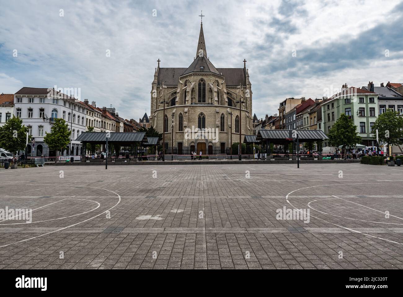 Schaerbeek, Brüssel Capital Region - Belgien - 06 25 2020 der Lehon Square beherbergt Wohnhäuser und Sportplatz Stockfoto