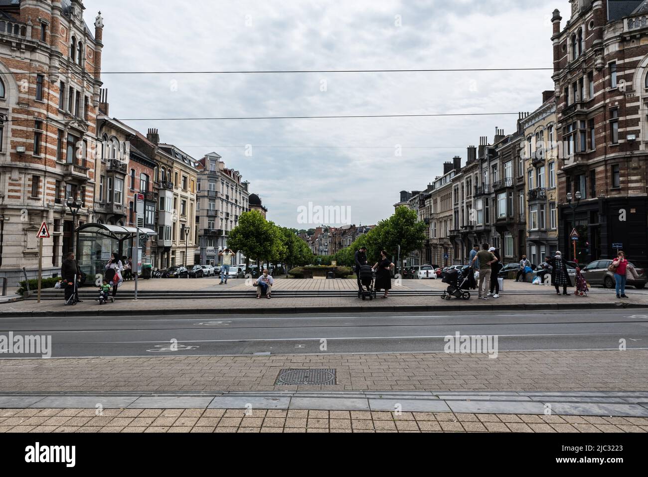 Schaerbeek, Brüssel Capital Region - Belgien - 06 25 2020 der Saint Servais Platz vor der Kirche Stockfoto