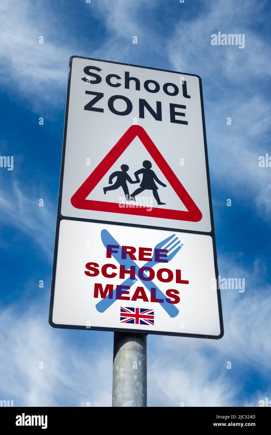 Kostenlose Schulmahlzeiten Schulschild mit Flagge von Großbritannien auf dem Schild. Lebensmittelarmut, Lebenshaltungskosten Krise Großbritannien... Konzept Stockfoto