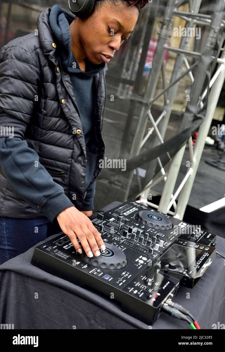 DJ nutzt Pioneer Sound Mixing Deck bei Outdoor-Veranstaltung Stockfoto