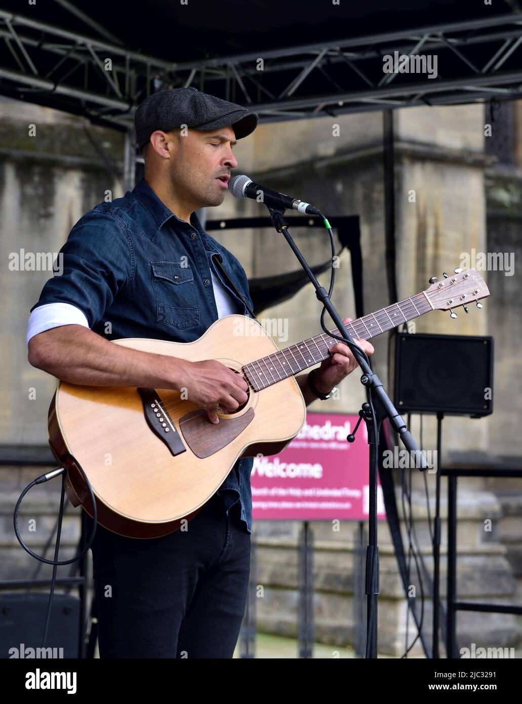 Phil King Sänger und Gitarrist auf der Jubiläumsparty des Bristol College Green Stage Stockfoto