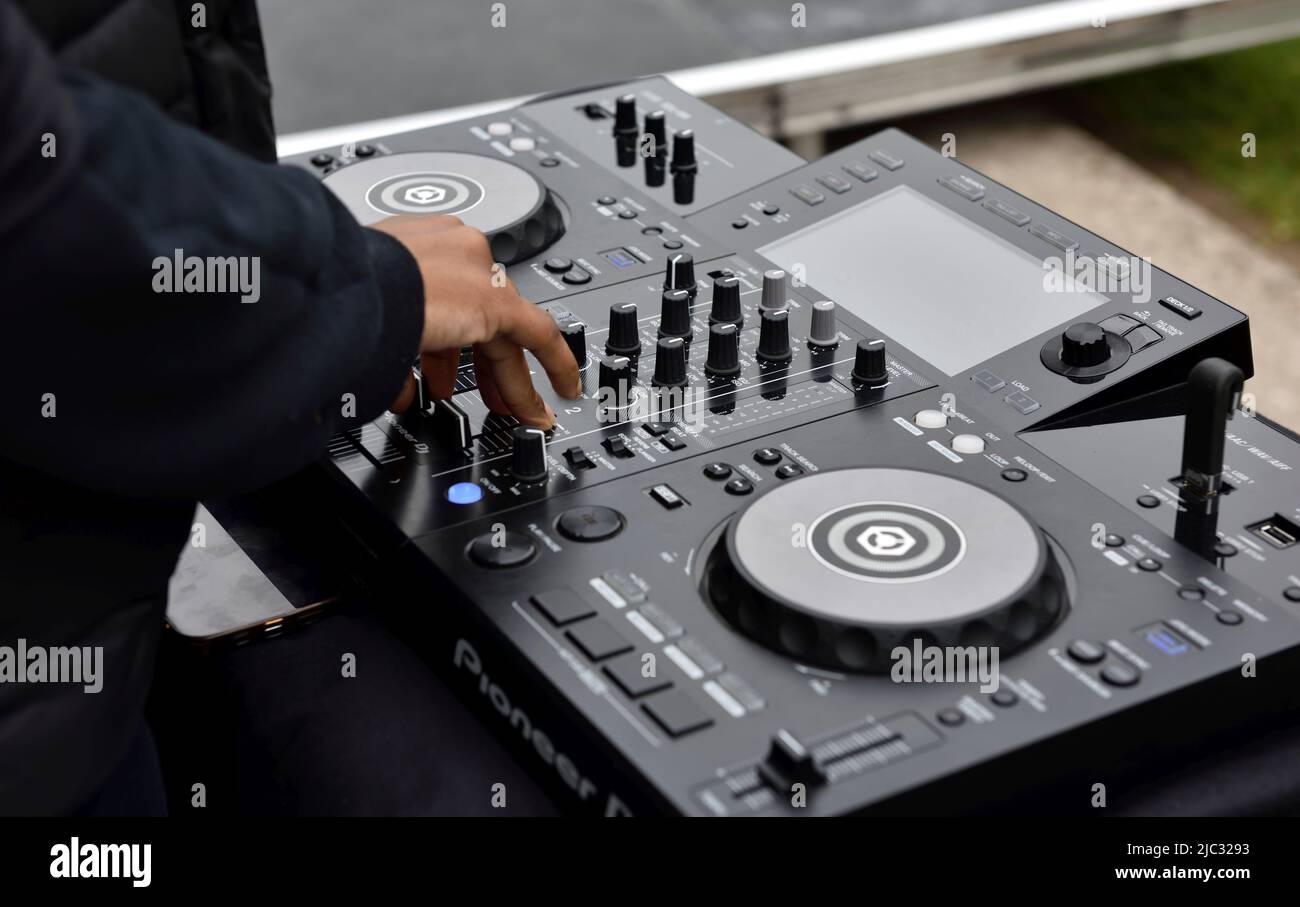 DJ nutzt Pioneer Sound Mixing Deck bei Outdoor-Veranstaltung Stockfoto