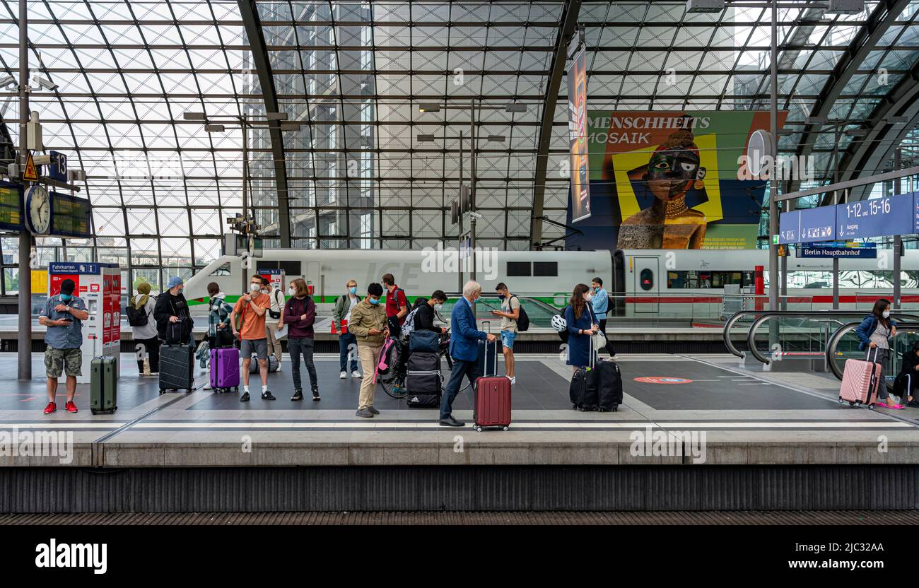 Reising warten auf den Zug Stockfoto