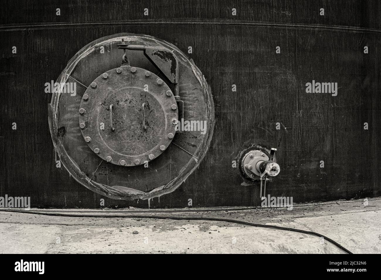 Schwarz-weißes Mannloch am Tank-Lagertank Stockfoto