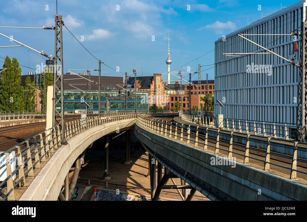 Touristen, Züge und Fahrgäste am Berliner Hauptbahnhof Stockfoto
