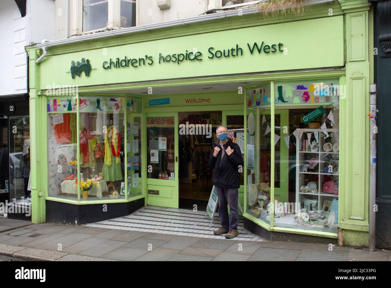 TOTNES, Großbritannien - 26. JUNI 2021, Filiale des Children's Hospice South West Charity Shops an der High Street an einem langsamen Einkaufstag Stockfoto