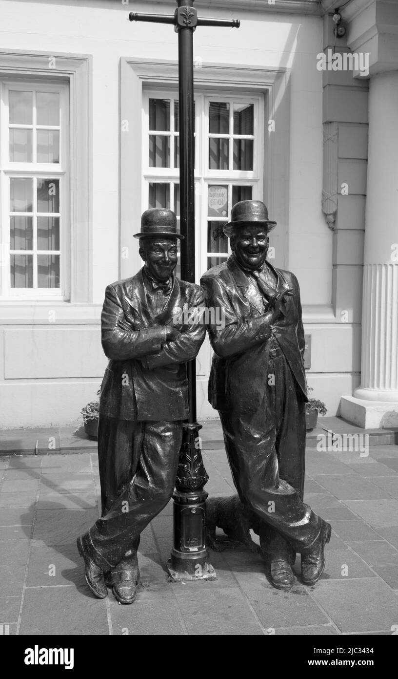 Bronzestatuen von Laurel & Hardy in der Krönungshalle Ulverston Cumbria England Stockfoto