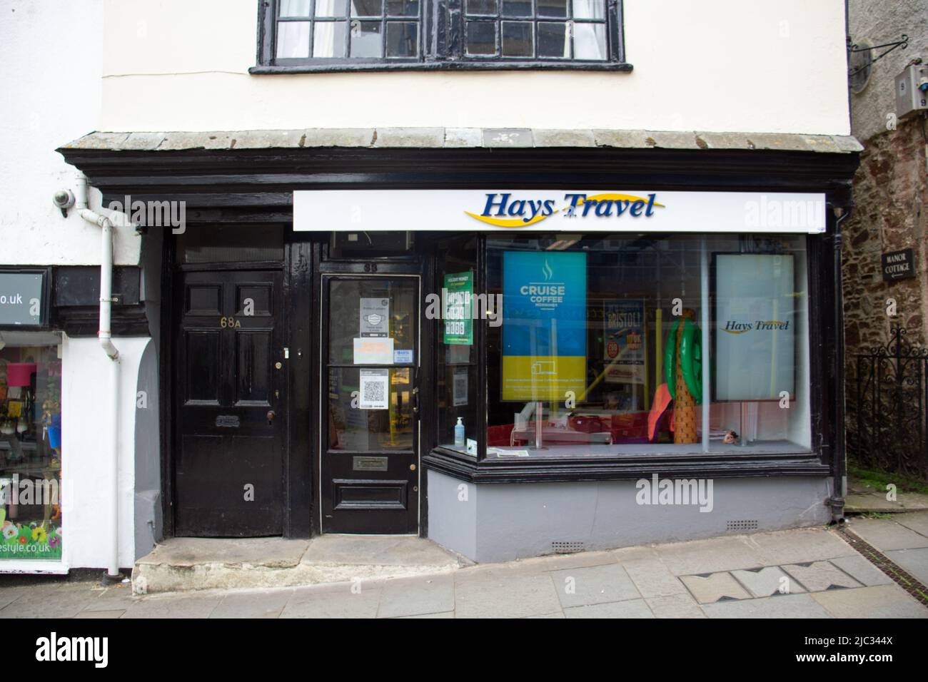 TOTNES, Großbritannien - 26. JUNI 2021 Filiale von Hays Travel an einem langsamen Einkaufstag auf der High Street Stockfoto