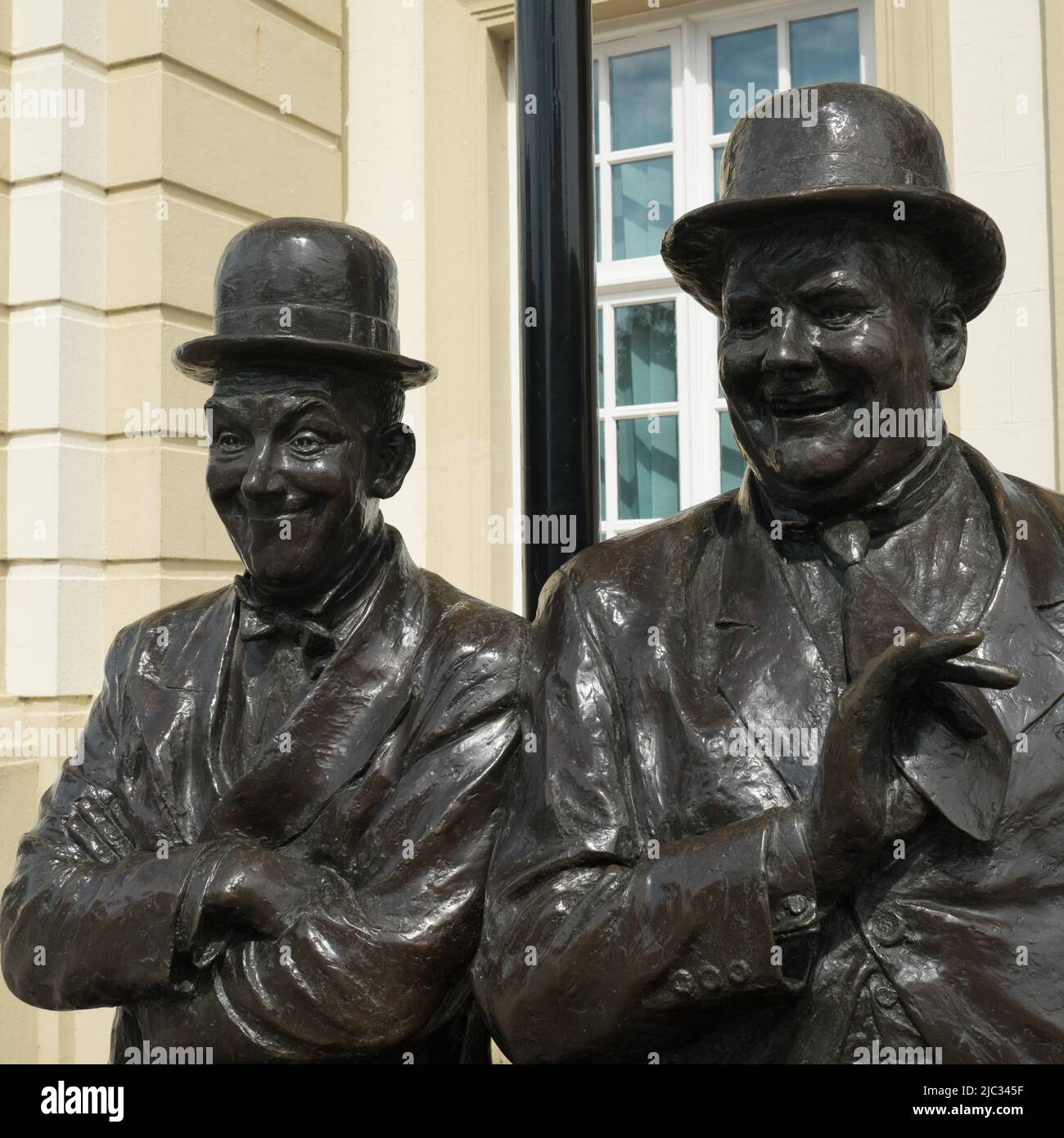 Bronzestatuen von Laurel & Hardy in der Krönungshalle Ulverston Cumbria England Stockfoto