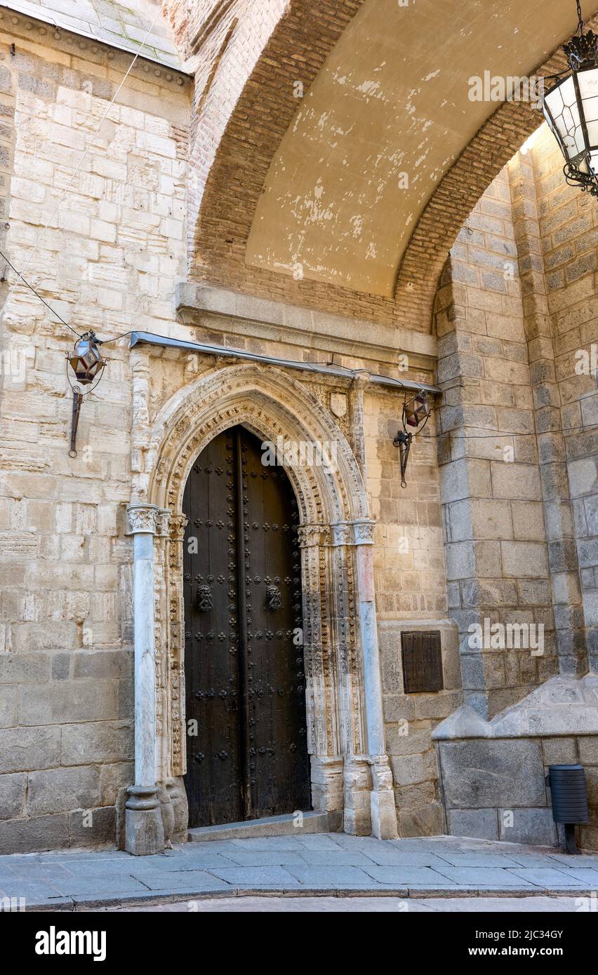 Kathedrale von Toledo. Blick von der Calle Arco de Palacio. Toledo, Castilla La Mancha, Spanien. Stockfoto