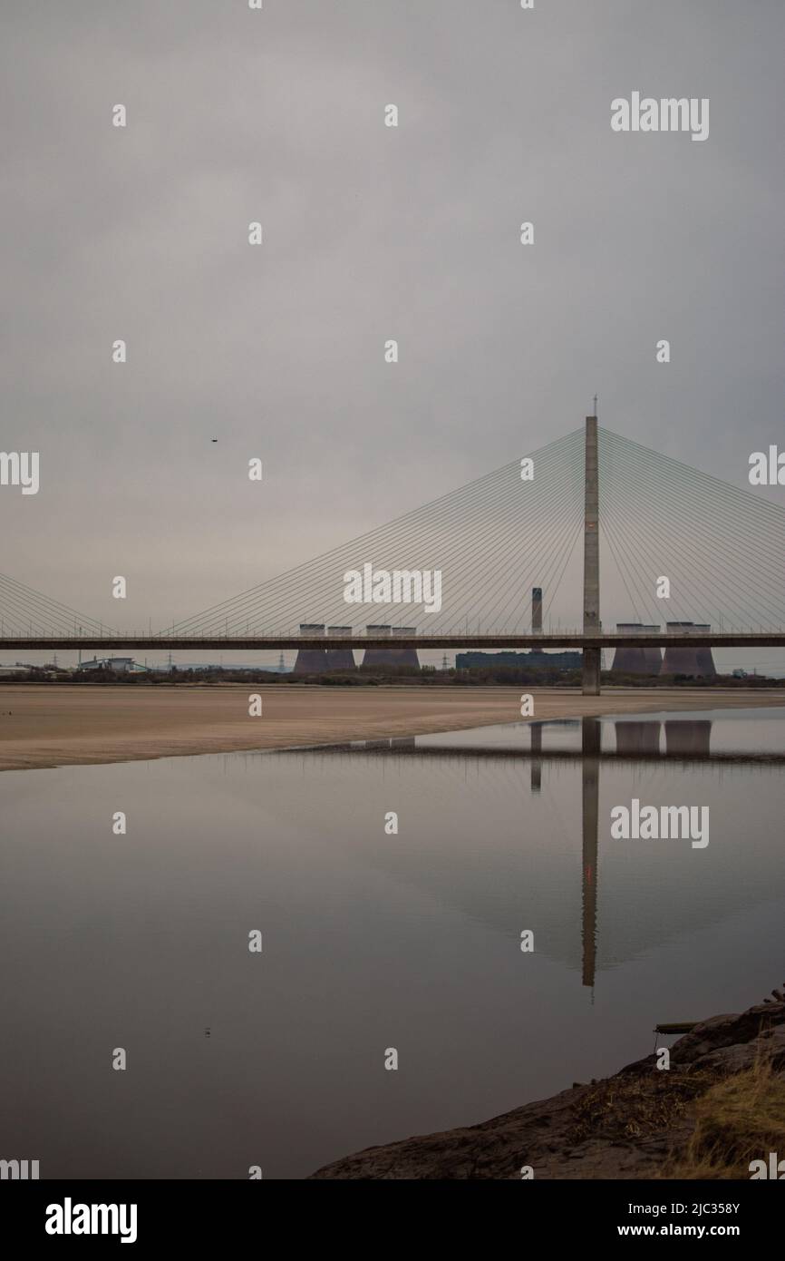 Mersey Gateway Bridge, mit Fiddler's Ferry Power Station im Hintergrund, in Runcorn, Großbritannien. Stockfoto