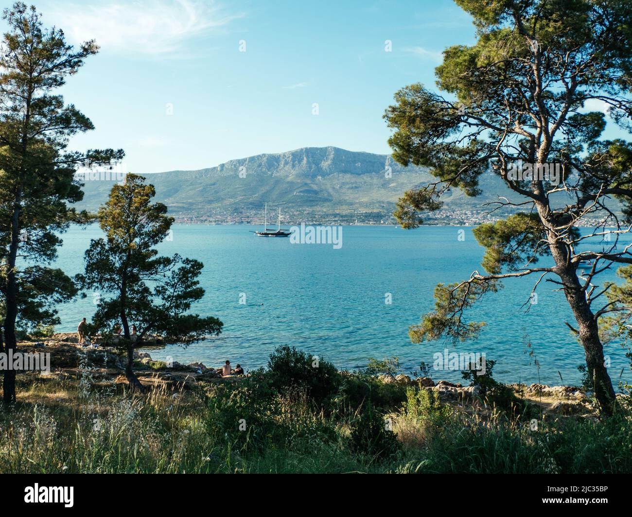 Blick auf das Meer im Marjan Forest Park, einem Erholungsgebiet Gehweg in Split, Kroatien Stockfoto