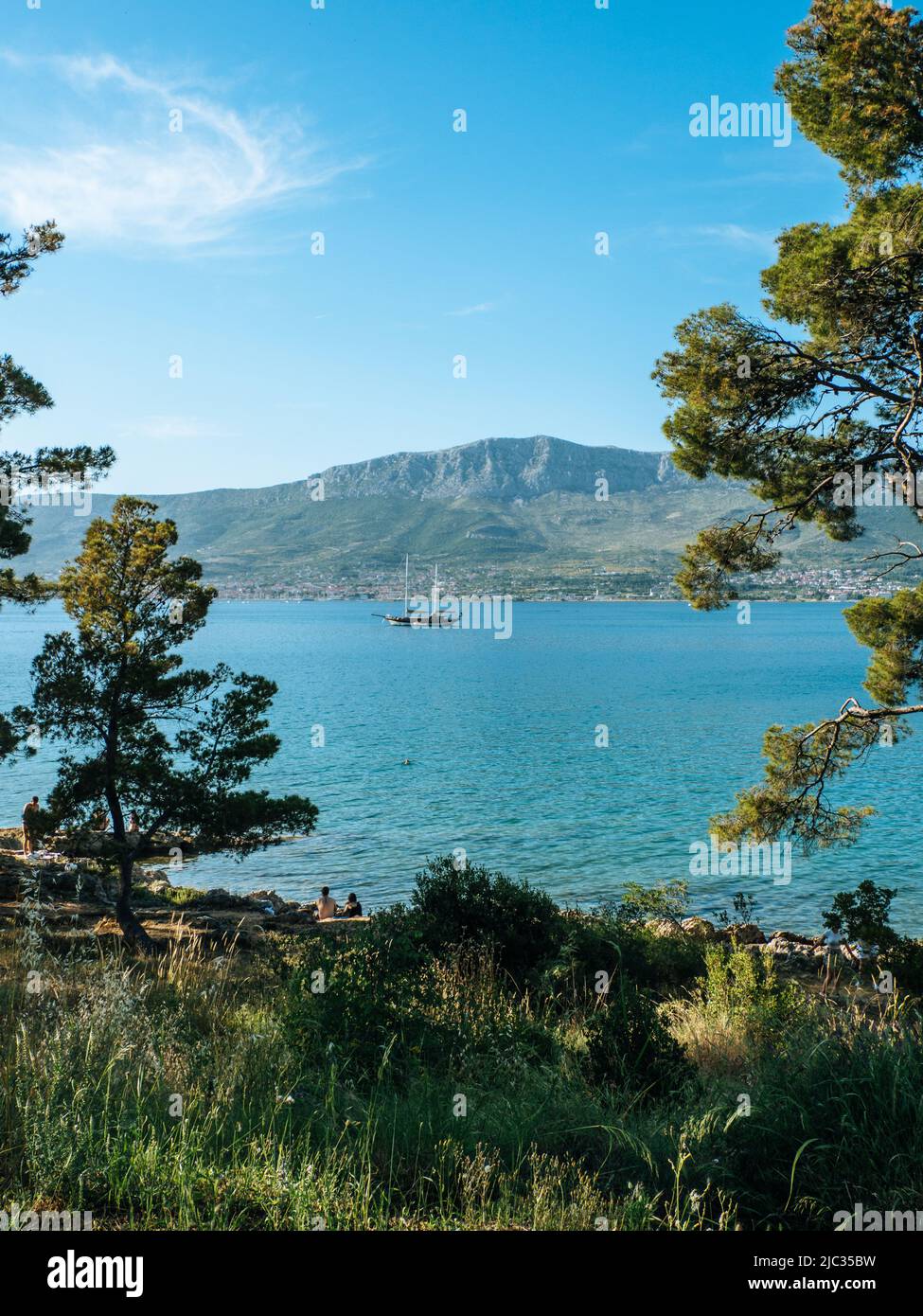 Blick auf das Meer im Marjan Forest Park, einem Erholungsgebiet Gehweg in Split, Kroatien Stockfoto