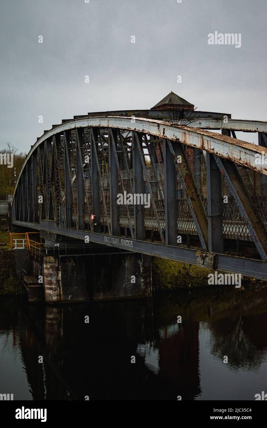 Die Moore Lane Swing Bridge, eine denkmalgeschützte Struktur, befindet sich in Runcorn, Großbritannien. Stockfoto
