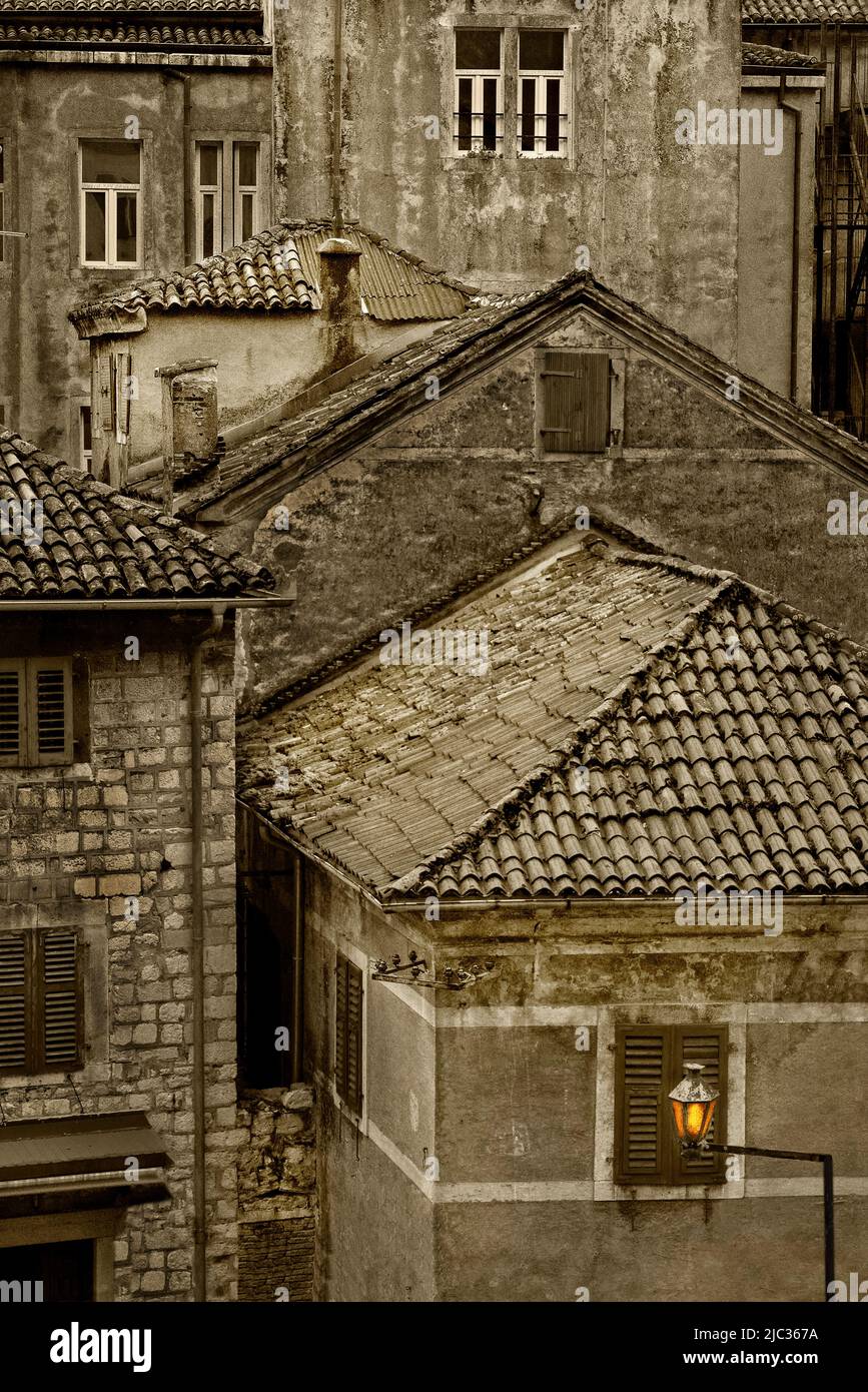 Alte Häuser und Straßenbeleuchtung in der Altstadt von Kotor, Montenegro Stockfoto