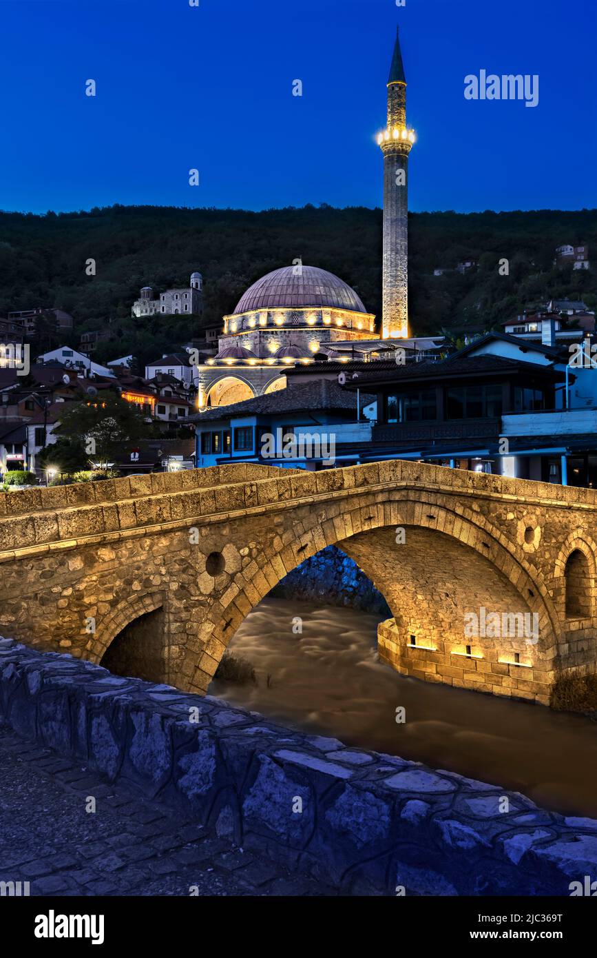 Alte Steinbrücke aus osmanischer Zeit und Sinan-Pascha-Moschee, in Prizren, Kosovo Stockfoto