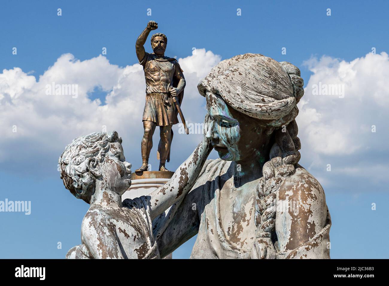Statuen des Babys Alexander des Großen, seiner Mutter Olympias und seines Vaters König Philip auf dem Stadtplatz von Skopje, Nordmakedonien Stockfoto