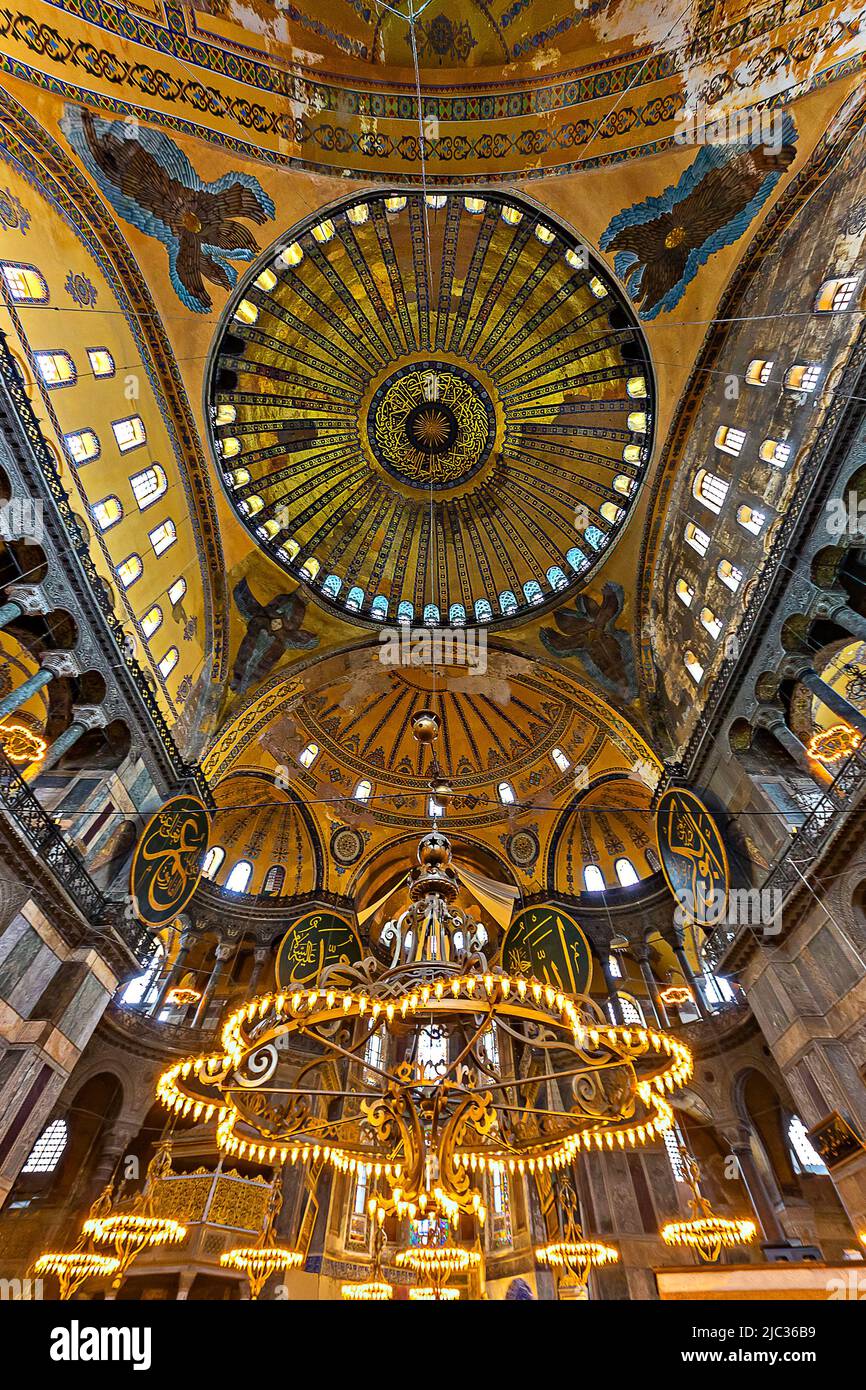 Kuppeln und Kronleuchter der byzantinischen Kathedrale, der Hagia Sophia, die heute als Ayasofya-Moschee in Istanbul, Türkei, bekannt ist Stockfoto