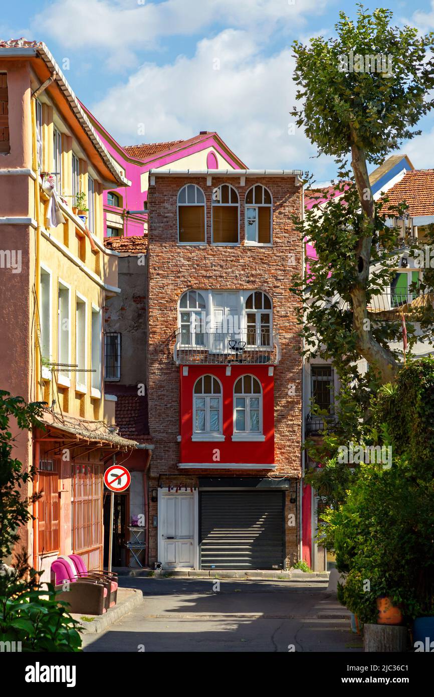 Bunte historische Häuser im alten Stadtteil Balat in Istanbul, Türkei Stockfoto