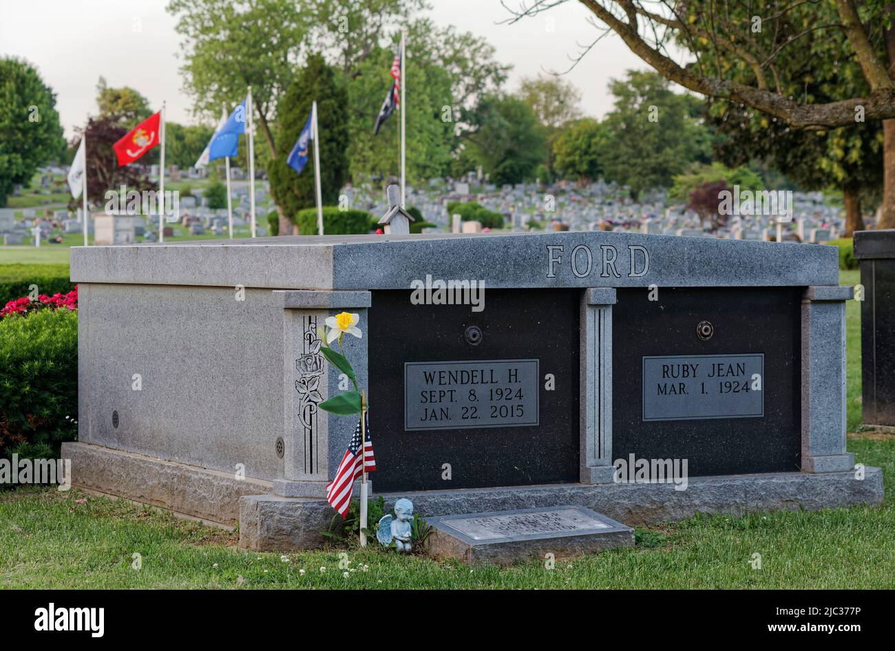Eine amerikanische Flagge und eine kleine Cherub-Statue zieren das Grab des ehemaligen Senators der Vereinigten Staaten, Wendell Hampton Ford (1924-2015) am Memorial Day, Montag, den 30. Mai 2022, auf dem Rosehill-Elmwood Cemetery & Mausoleum in Owensboro, Daiess County, KY, USA. Ford war ein Veteran, der in der US-Armee während des Zweiten Weltkriegs und dann der Kentucky Army National Guard diente, bevor er eine geschichtsträchige politische Karriere im Jahr 1965 begann. (APEX MediaWire Foto von Billy Suratt) Stockfoto