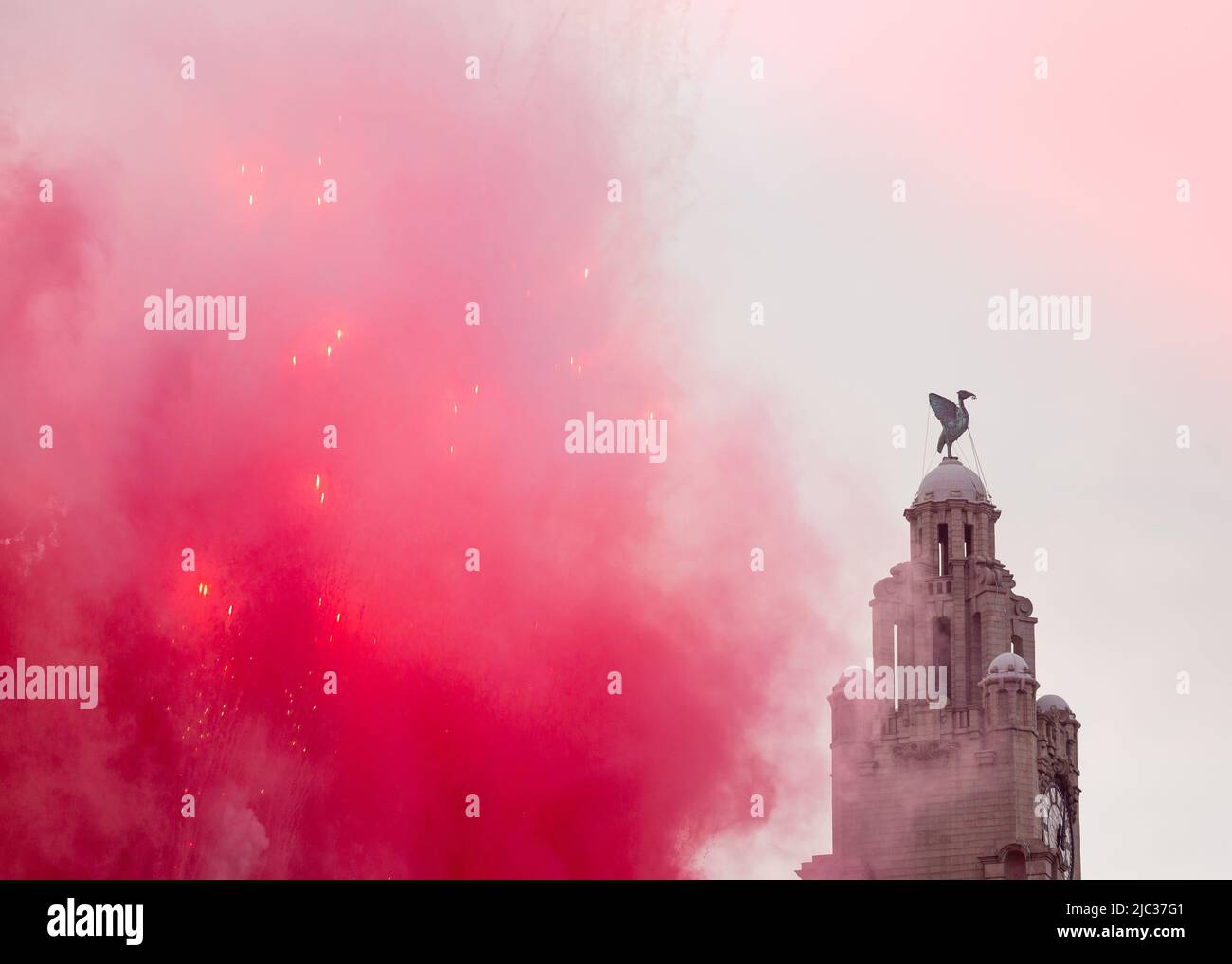 Royal Liver Building, rote Fackeln, Rauch und Feuerwerk während der Siegesparade anlässlich des FC Liverpool-Pokaldoppel 2022, Liverpool, England, Großbritannien Stockfoto