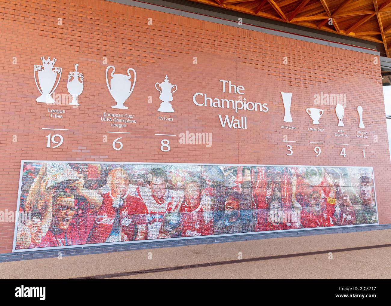 Champions Wall zeigt Fußballtrophäen, die von LFC, Liverpool Football Club, Anfield Stadium, Liverpool, England, VEREINIGTES KÖNIGREICH Stockfoto